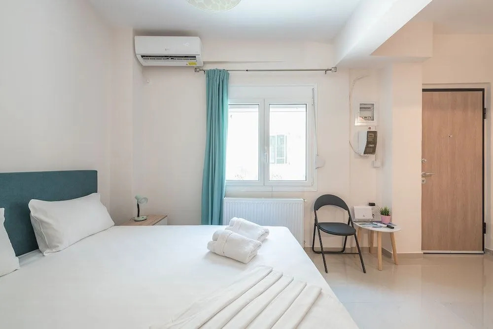 SHARING ROOM IN NEAR THISSIO METRO STATION BY ACROPOLIs