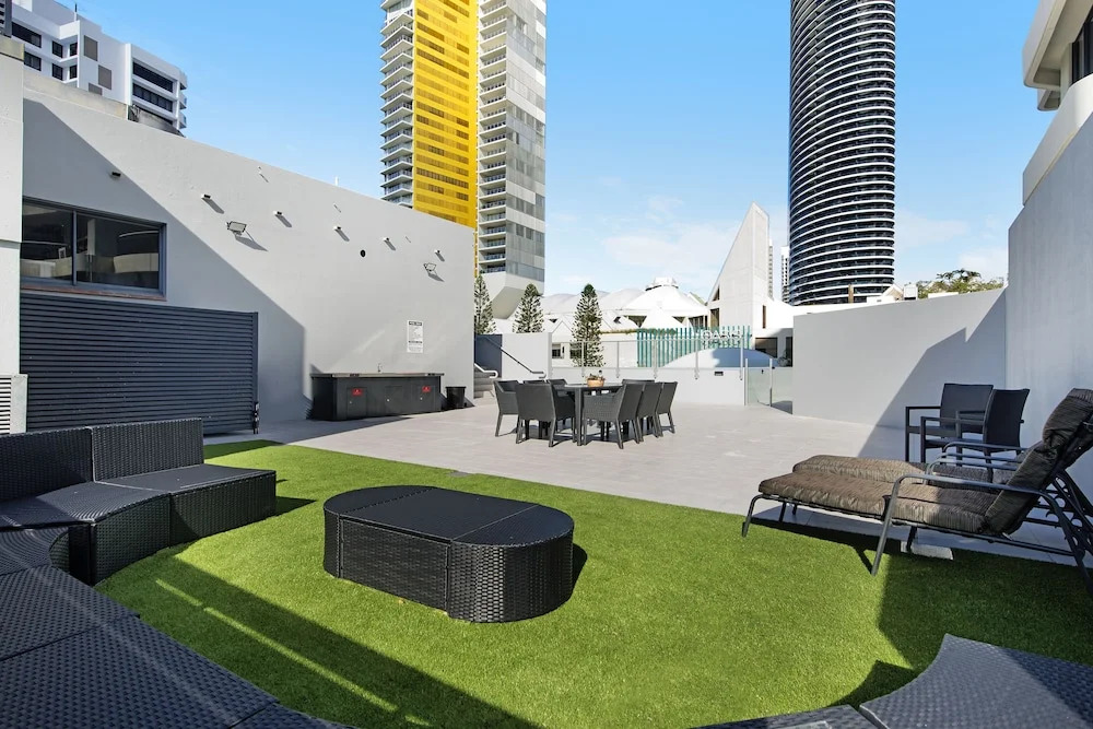Victoria Square 2 Bed Ocean View Broadbeach