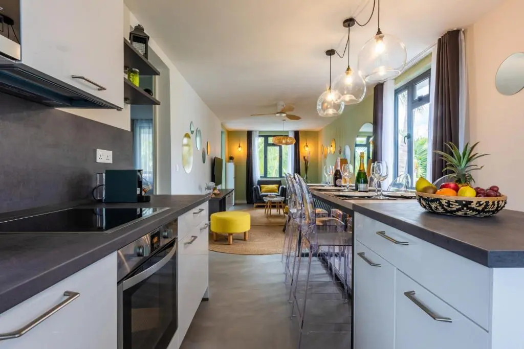 Les Cerisiers Beach Residence, Cosy and Modern 3 bedroom apartment located 50 metres from the beach and from all amenities and restaurants on the coastal road