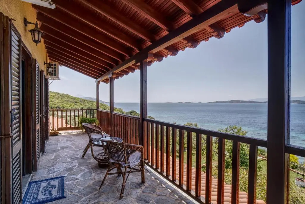 Beachfront villa with huge garden, 3br, Halkidiki