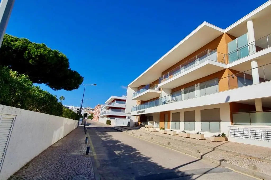 Olhos De Água 1BR with Pool, AC and Free Parking