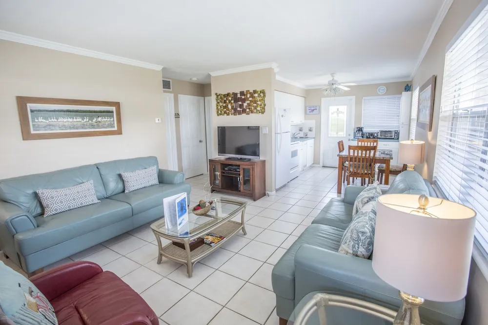 Aloha Kai - Unit 6 2 Bedrooms 1 Bathroom Apts