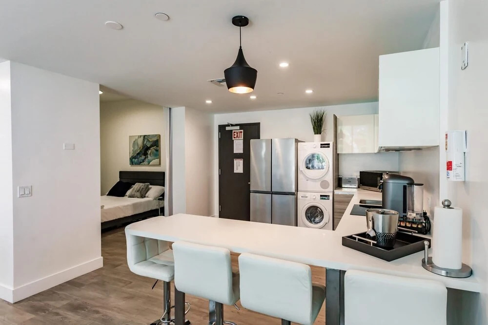 Upscale Modern 2B Condo on the Beach