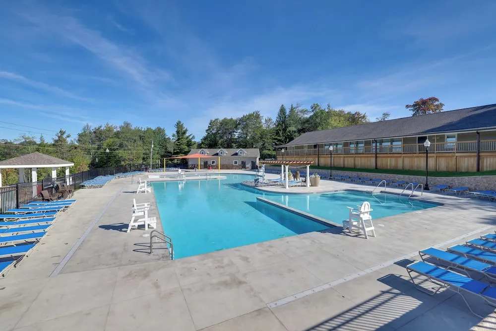 Hot Tub & Lake Beach Access: Tobyhanna Retreat!