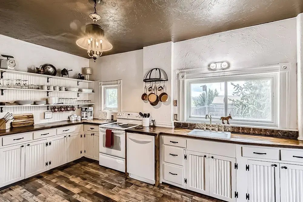 4BR Mountain-view Home - Deck, Washer & Dryer