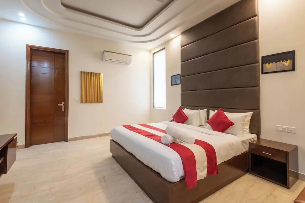 Saavi Hotel Sector- 46