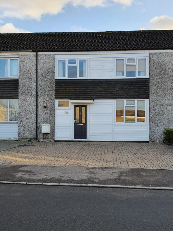 Gatwick Place- 4 bed 2 Bath Self Contained House Ideal for Keyworkers
