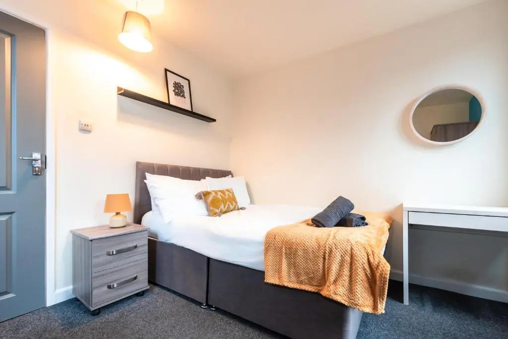 6 bed Residential home with Parking