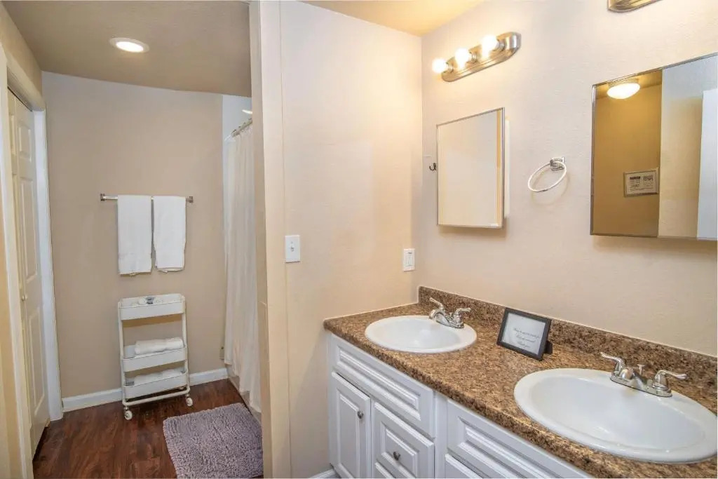 Nice 3B 2BA Near Downtown 2 Min AtandT Center