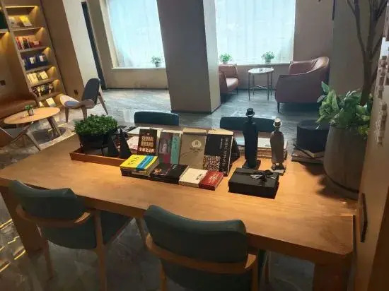 Full Year Fashion Hotel