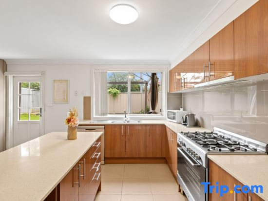 Comfortable Private Rooms   Steps from Train Station