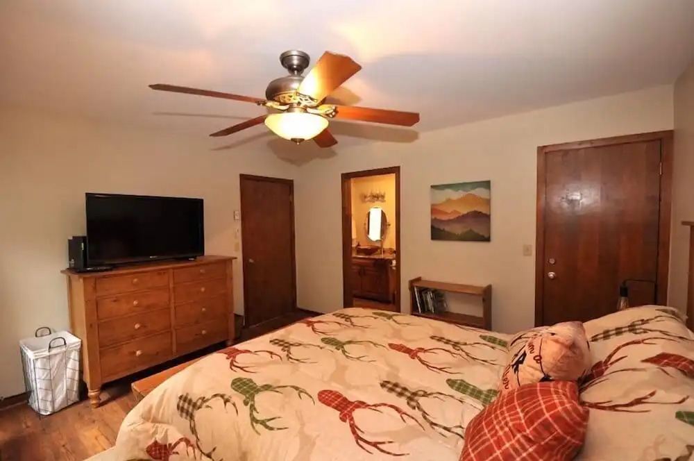 The Crest 200c 2 Bedroom Condo by Redawning