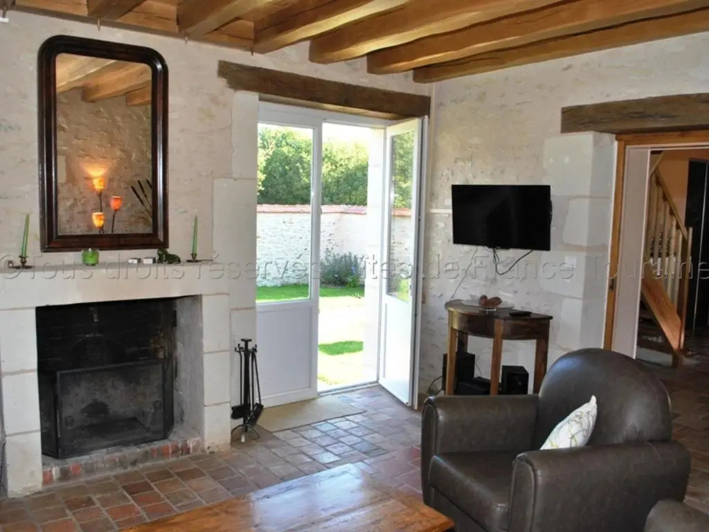 Maison de Vigneron Restaurée avec Jardin Clos, Équipement Complet, au Cœur dune Forêt - FR-1-381-218