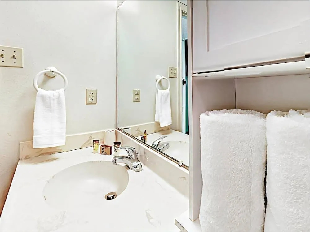 5570 Gulf Blvd Condo Unit 201 - 2 Br condo by RedAwning