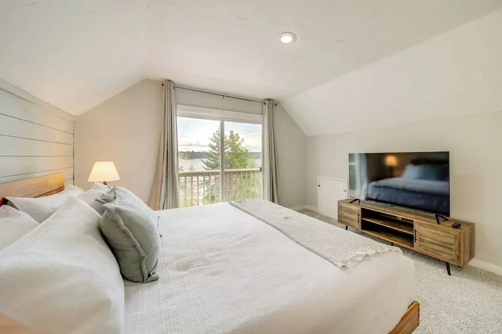 Tree-lined Hayden Home w/ Hot Tub & Lake Views!