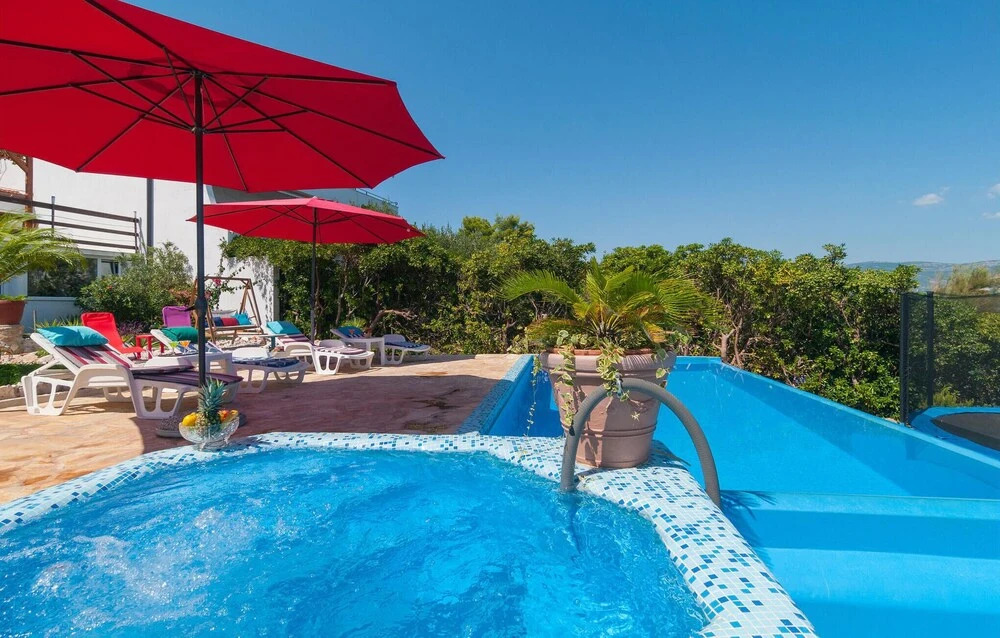 Nice Home in Slatine with Hot Tub, WiFi & 6 Bedrooms
