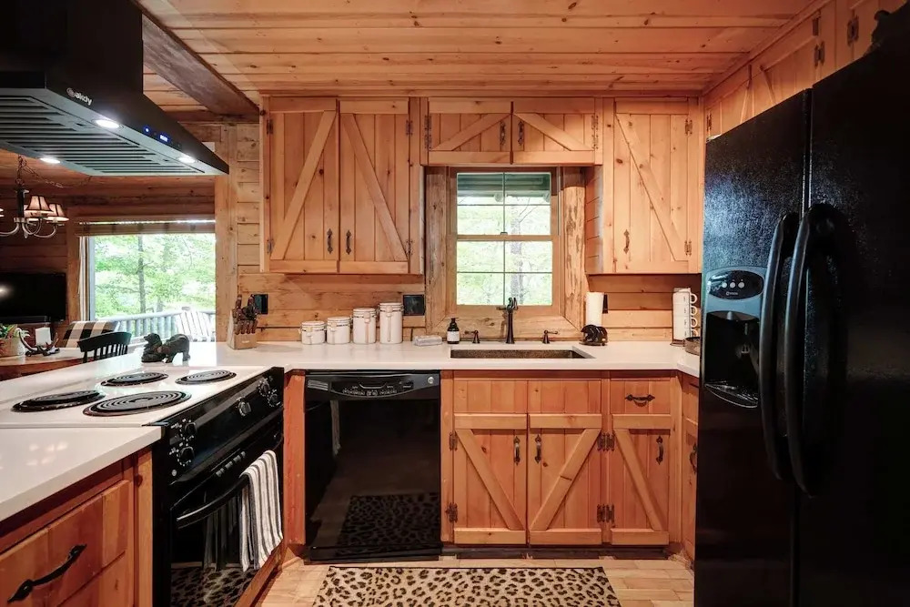 The Guest House Historic Cabin in Big Canoe