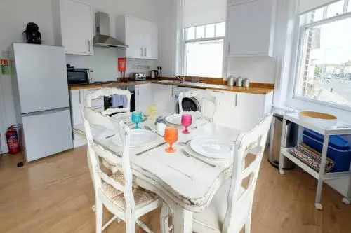 Bright & stylish 2 bed 1st floor apartment