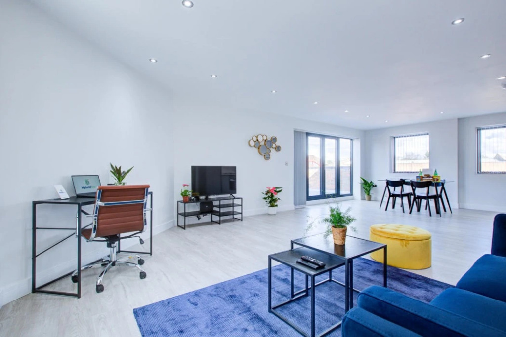 Hybrid Resi - Uxbridge, On-site CAR or VAN parking, near London Heathrow Airport