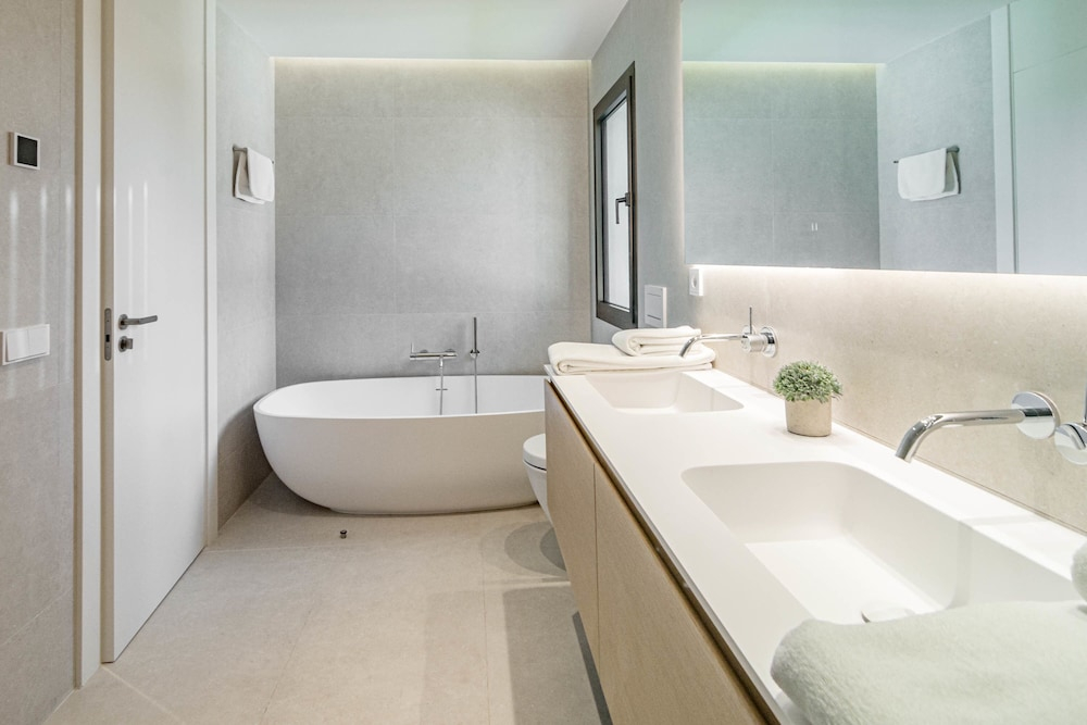 RLQ - Modern 2 Bed Apt With Rooftop Plunge Pool