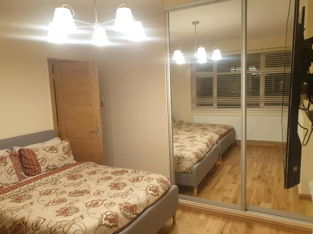 London Luxury 3 Bedroom Flat 1min walk from Underground, with FREE PARKING Sleeps x10