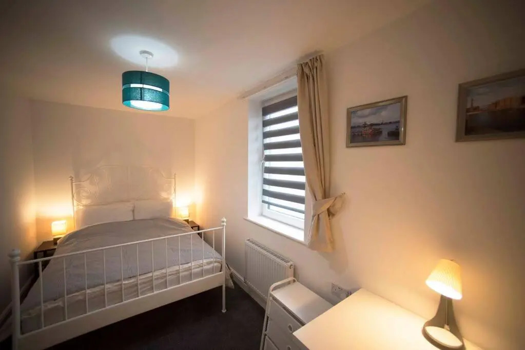 A Cosy 3-bed Family House in Liverpool sleeps 6 with parking spaces