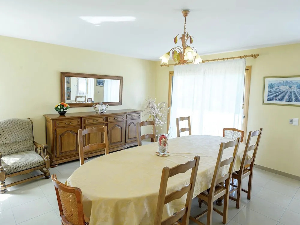 Spacious Villa in Concarneau with Swimming Pool