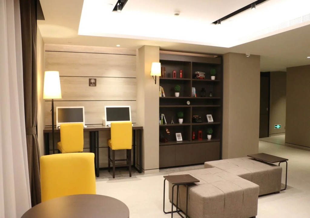 Отель Homeinn Plus Shanghai People Square East Jinling Road