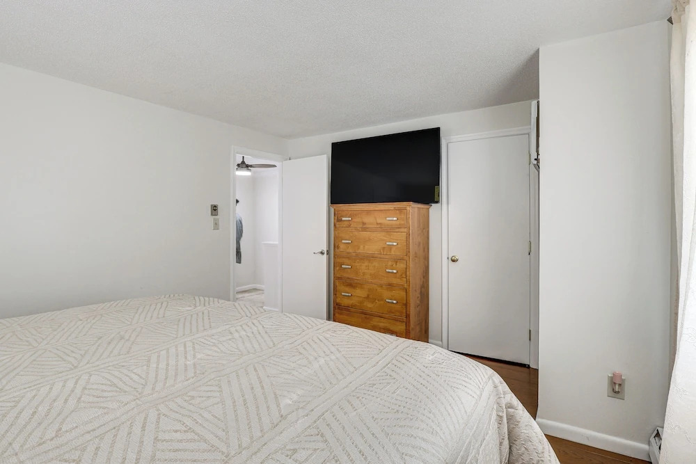 Quaint Bristol Townhome ~ 14 Mi to West Hartford!