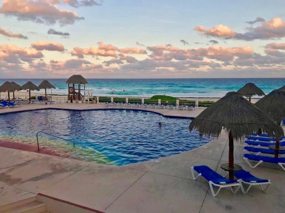 Beach Paradise with wifi/AC Close to Everything