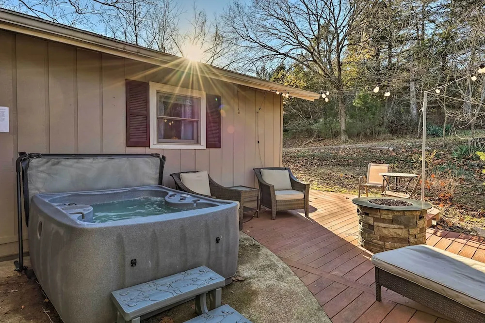 Holiday Island Home: Hot Tub & Wood Stove