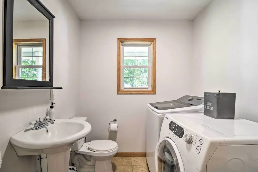 Upscale Family Cottage < 1 Mi to Higgins Lake