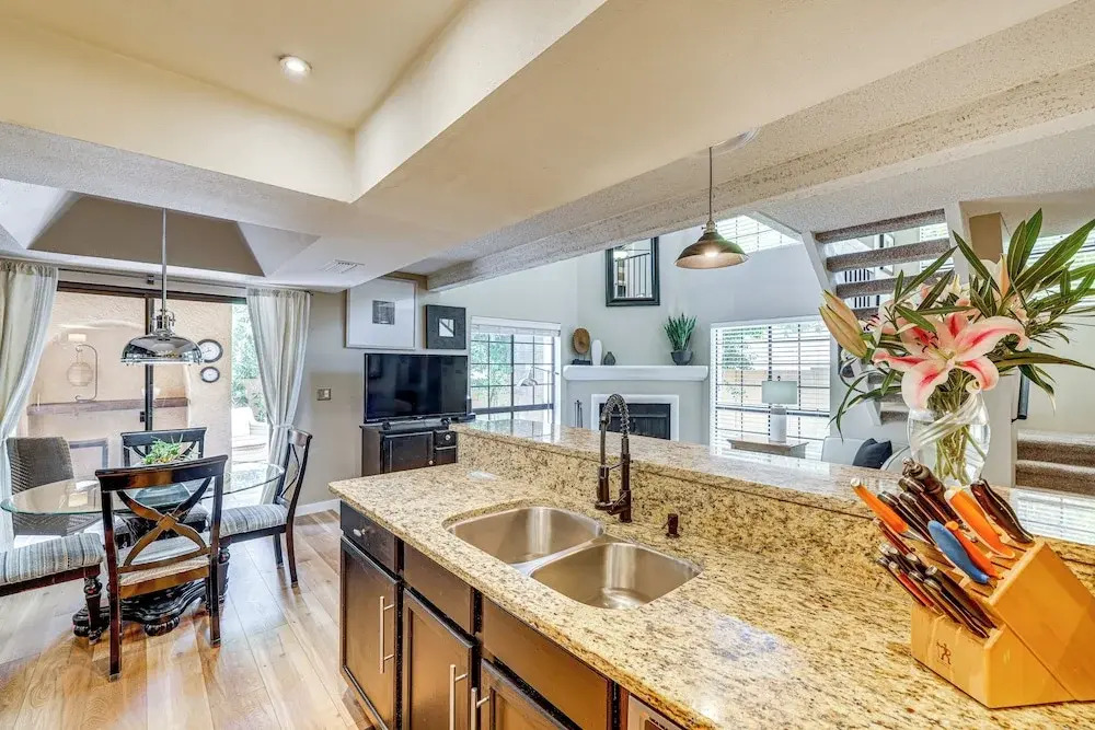 5 Mi to Hiking & Golf: Phoenix Gem w/ Pool Access