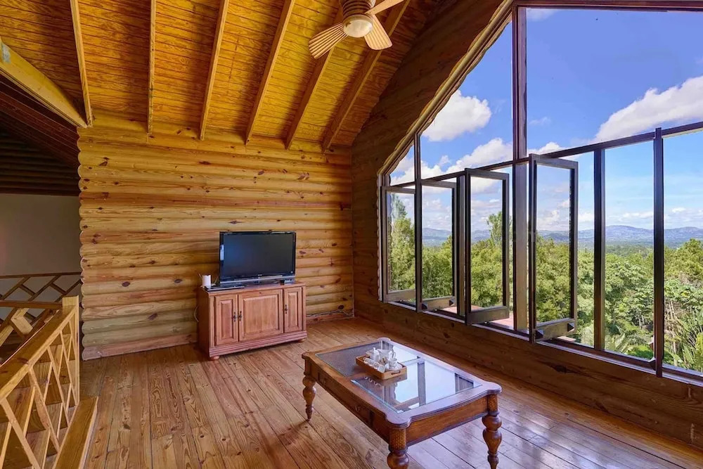 4BR Wood Mountain Villa Jarabacoa Heated Pool