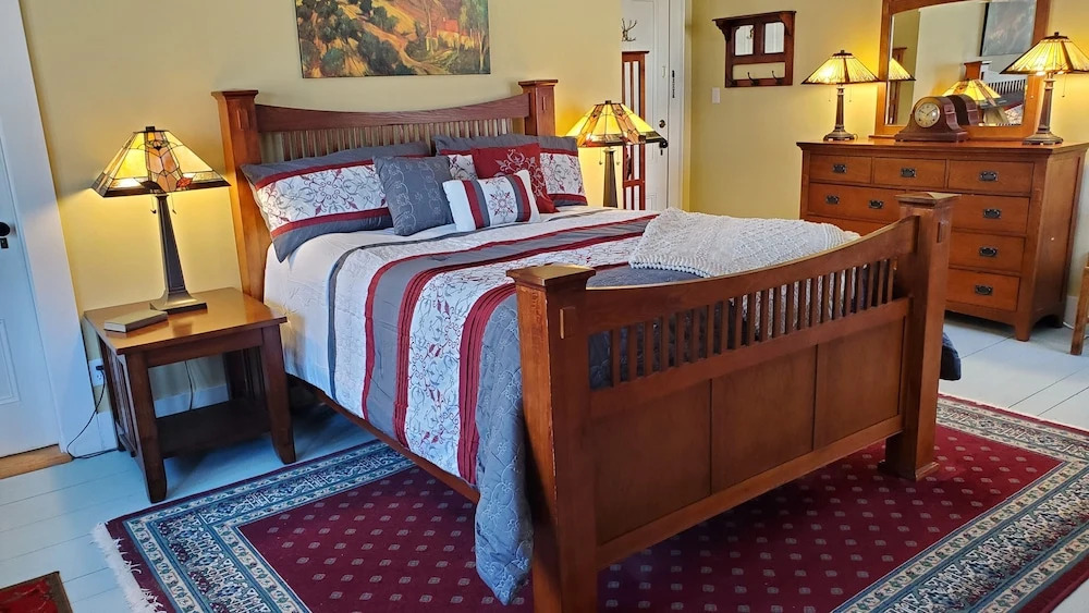 The Lark & Loon Inn