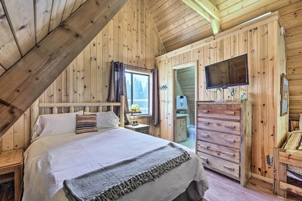 Ski-in/ski-out Red River Cabin w/ Mtn Views!