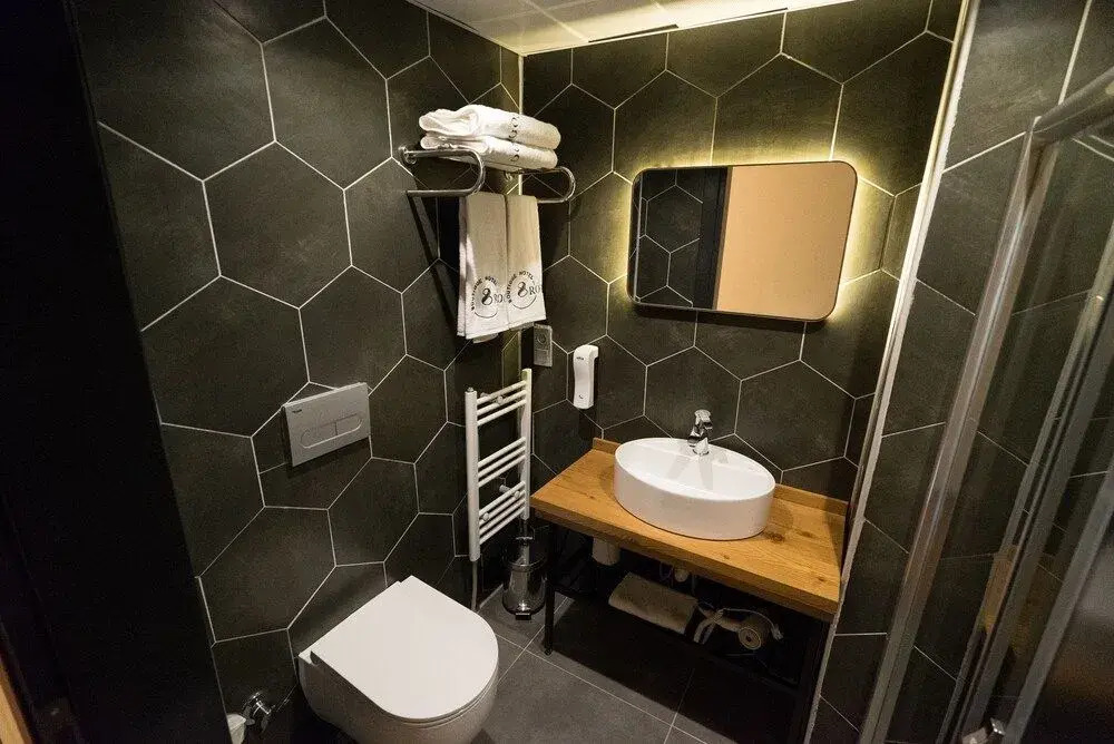8 Rooms Hotel