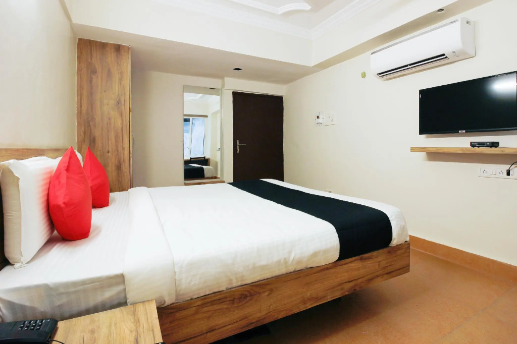 Capital O Sri Suprabhat Grand Near Kachiguda Railway Station
