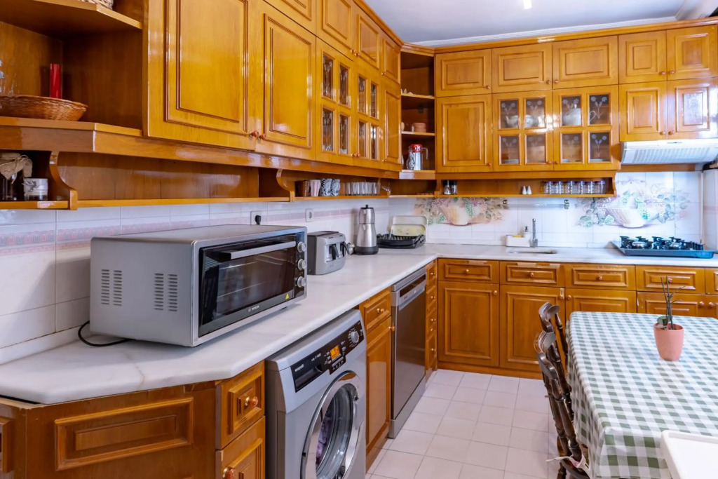 All air conditioned & Heated 3 Bedrooms Flat in the City