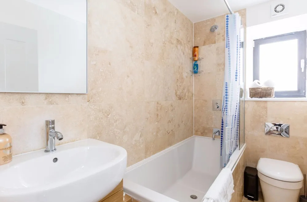 Central Flat in Londons Battersea Sleeps 6