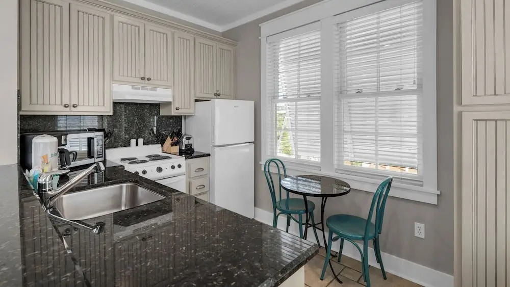 Private Splash Pool + Carriage House, 1 House to Beach w/ Beach Chair Setup!