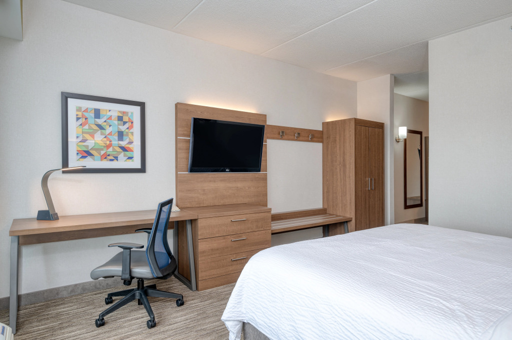 Holiday Inn Express Hotel & Suites Ottawa Airport by IHG