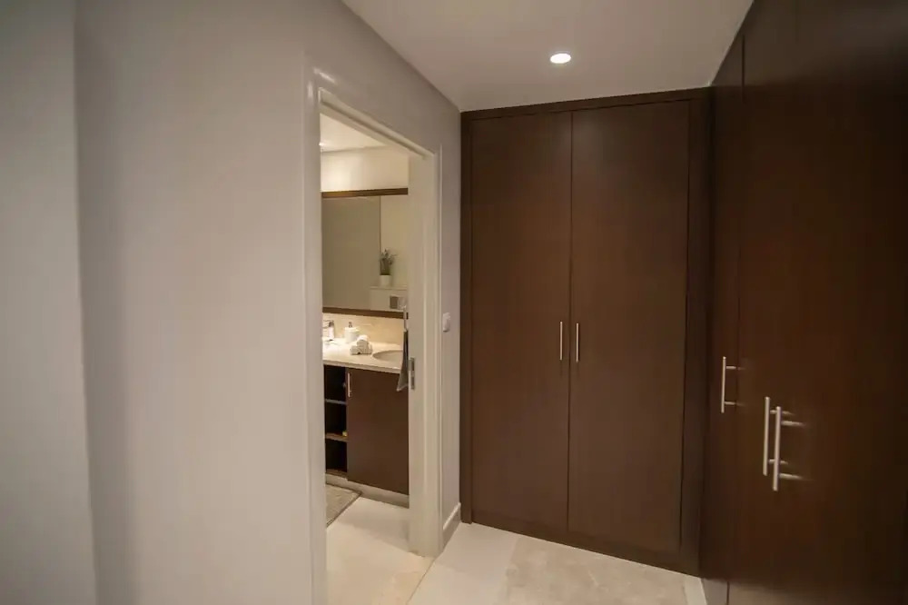 Elegant Apt With Balcony Minutes from Burj Khalifa