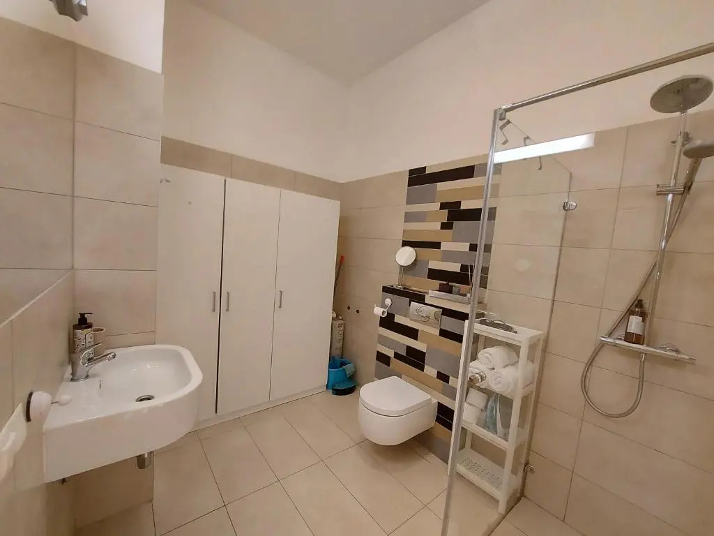 1st floor apartment, Center, with terrace, 7min to the sea