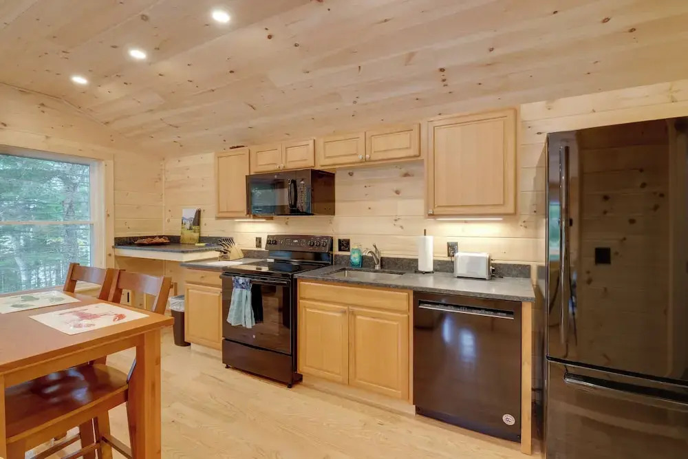 Cozy Apt w/ Deck, ~ 5 Miles to Acadia Nat'l Park!