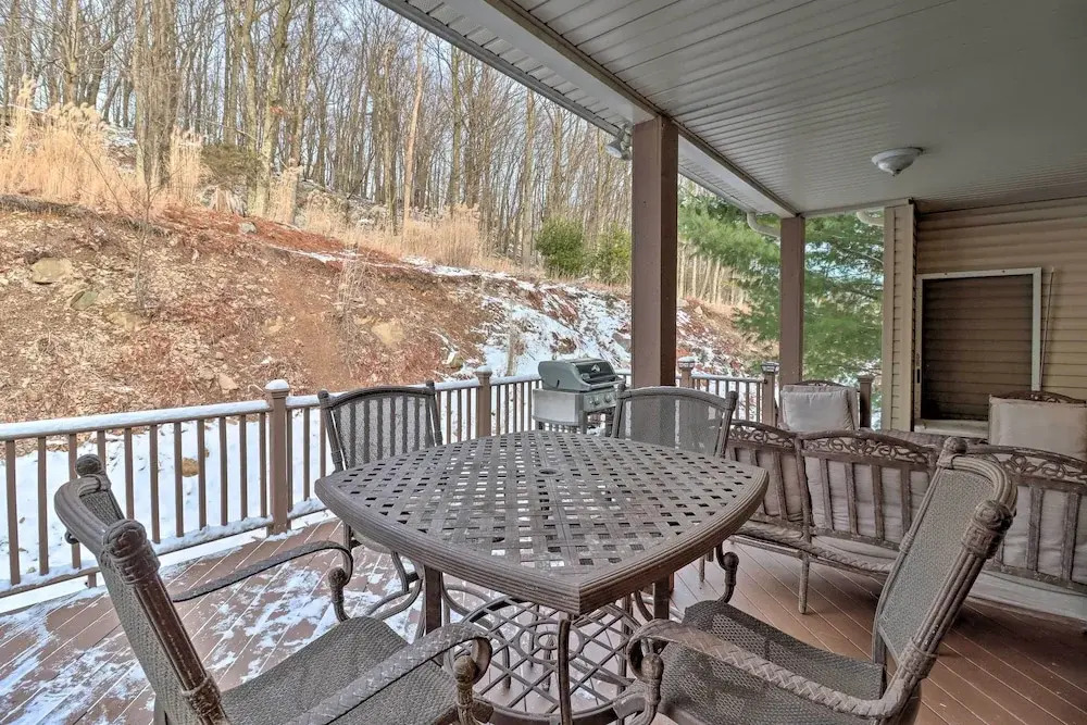 < Half-mi to Skiing: Lake Harmony Home w/ Hot Tub