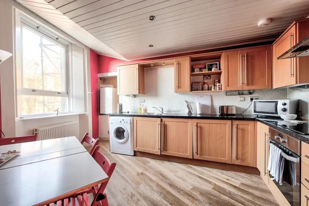 Bright And Airy City Centre Apartment