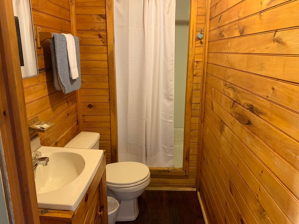 Pine Crest Motel & Cabins
