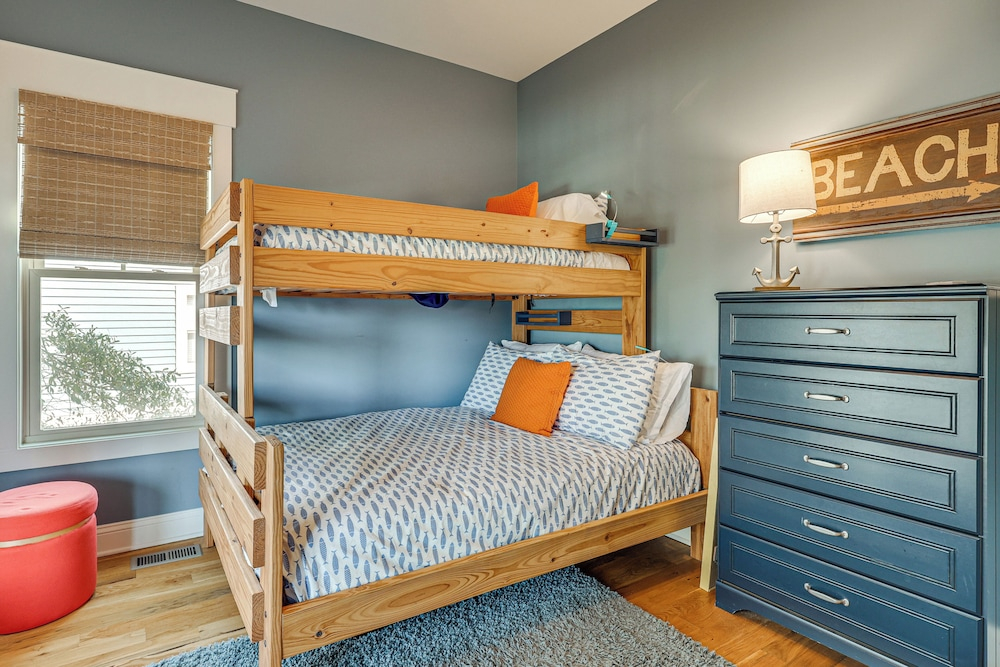 Spacious Coastal Gem on Oak Island 100 Yds to Sand