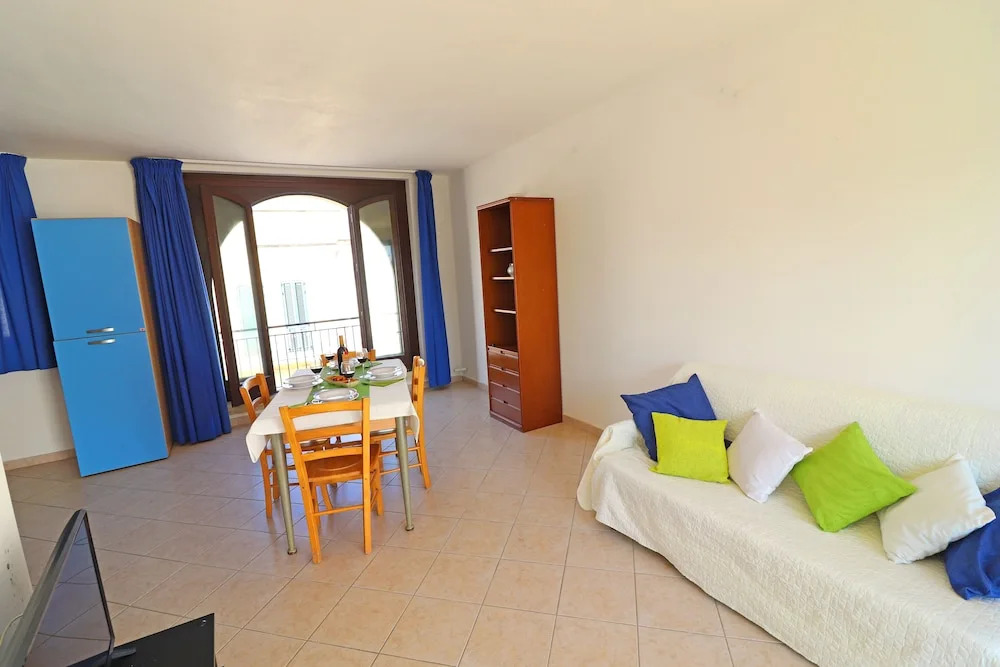 Flat Desirè Close To Beaches with Sight Castle, Terrace, Wi-Fi